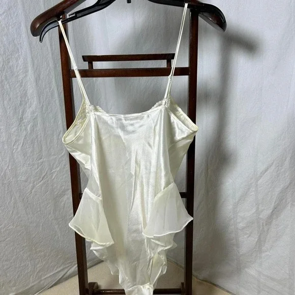 Victoria's Secret cream satin beaded vintage lingerie with lace detailing - Picture 2 of 4